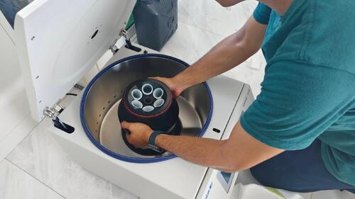 Een Thaise klant heeft Cenlen 2050-centrifuge voor microbiele celpelleting (sedimentatie) gekocht.